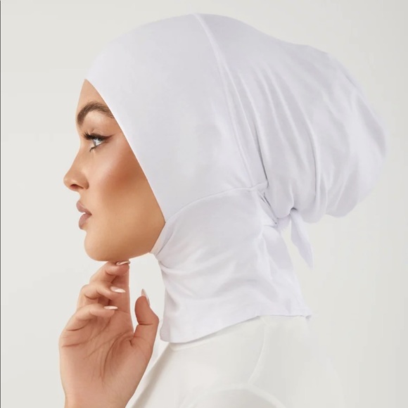 Zahraa The Label Mia Mini Neck Cover in White - Picture 2 of 7
